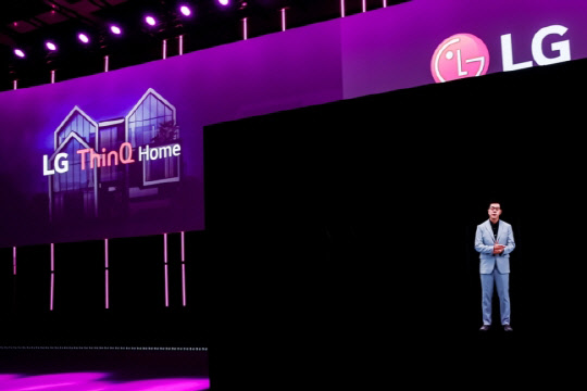 LG전자가 지난 9월 3일(현지시간) 독일 베를린에서 개막한 'IFA 2020'에서 진행한 간담회에 박일평 사장이 홀로그램으로 등장해 발표하고 있는 모습.  LG전자 제공